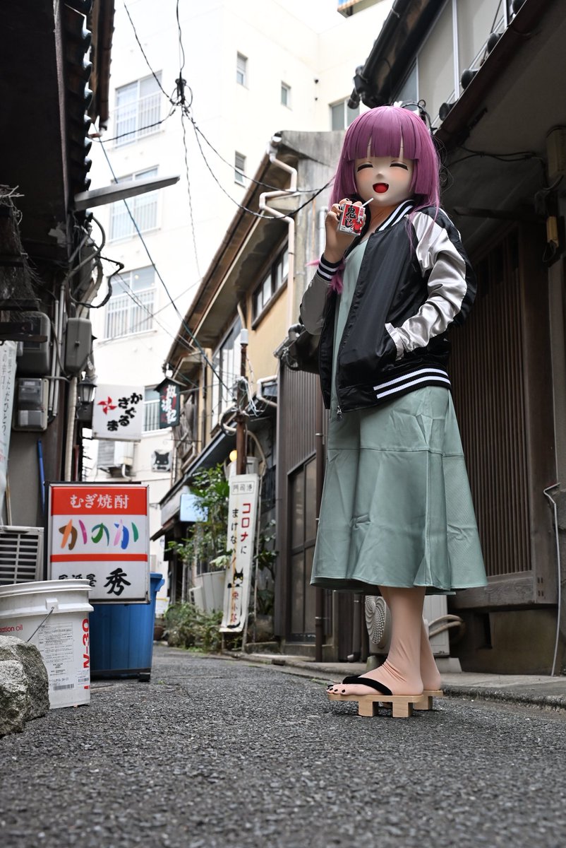 sakura050301's tweet image. 1年前のワンフェスの日、あまりの幕張には行かず炎天下の赤羽で呑んだ（これも死ぬほど暑かった）あと、御徒町の吉池食堂で酒神廣井きくりについて@nonanona33333 と酒と鮨で語り合った結果がこれ。