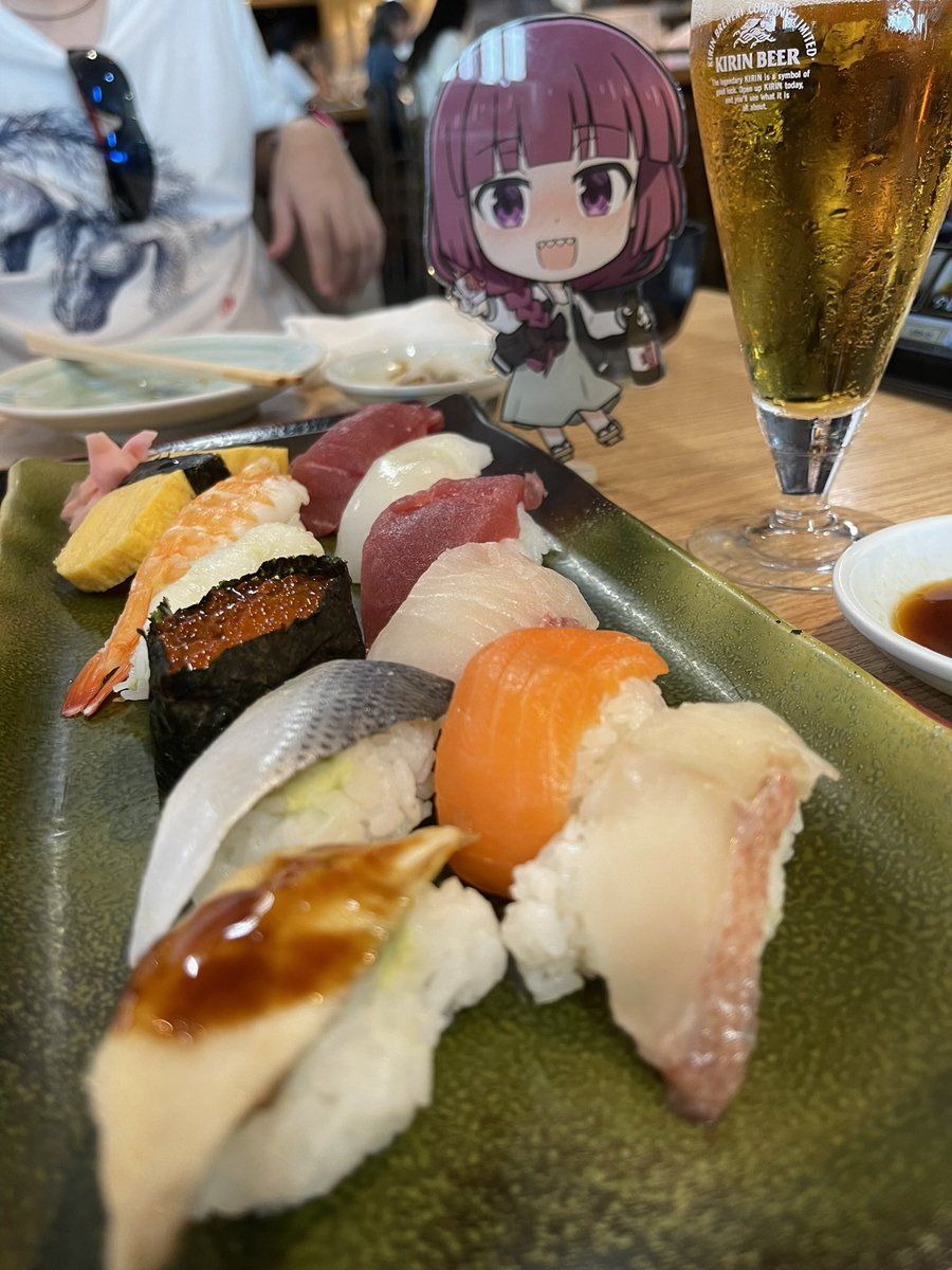 sakura050301's tweet image. 1年前のワンフェスの日、あまりの幕張には行かず炎天下の赤羽で呑んだ（これも死ぬほど暑かった）あと、御徒町の吉池食堂で酒神廣井きくりについて@nonanona33333 と酒と鮨で語り合った結果がこれ。