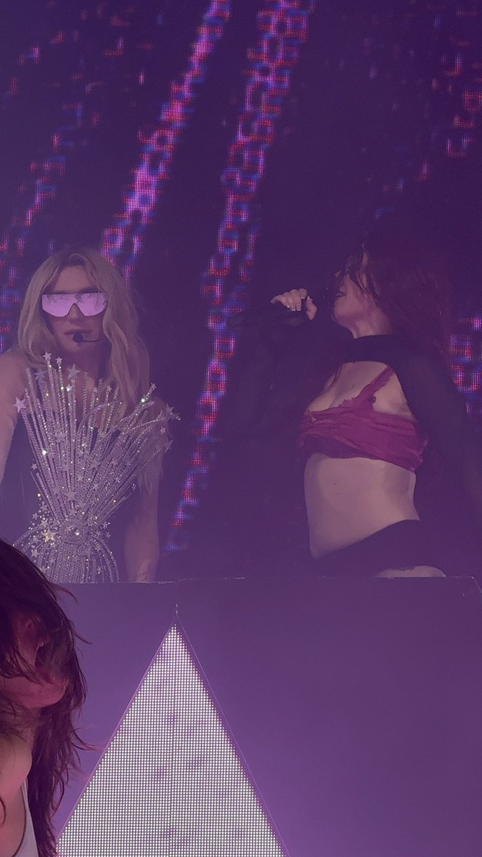 rosegraybr's tweet image. 🚨🚨🚨 Can I have your attention?
Rose Gray e Kesha performaram Attention! juntas pela primeira vez hoje no show da The T!ts Out Tour na Pensilvânia!