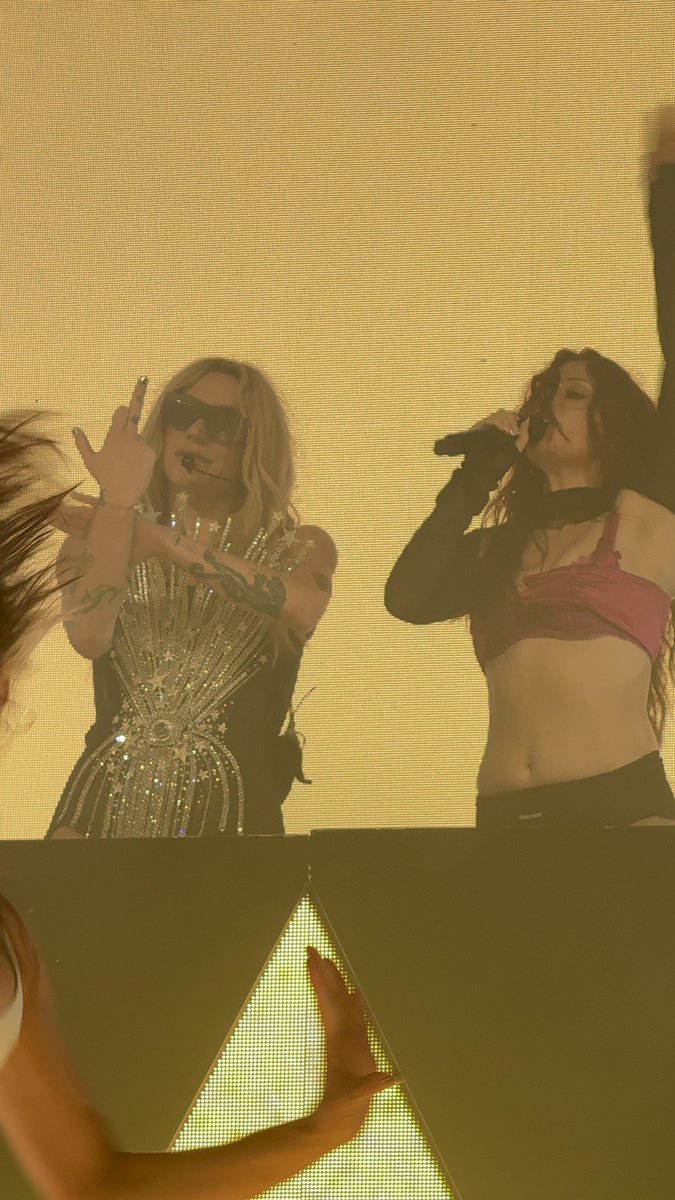 rosegraybr's tweet image. 🚨🚨🚨 Can I have your attention?
Rose Gray e Kesha performaram Attention! juntas pela primeira vez hoje no show da The T!ts Out Tour na Pensilvânia!