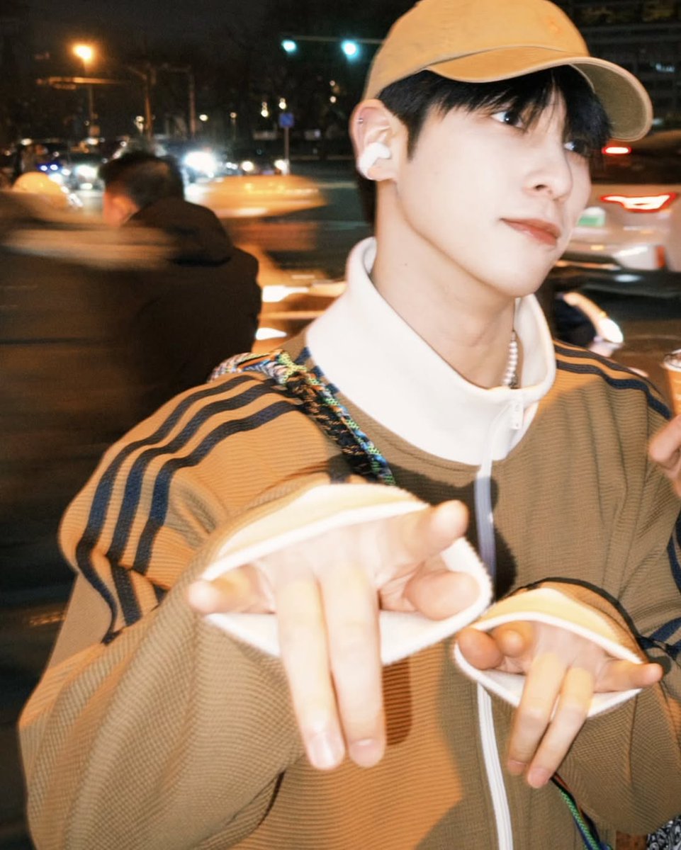 َ tweet media