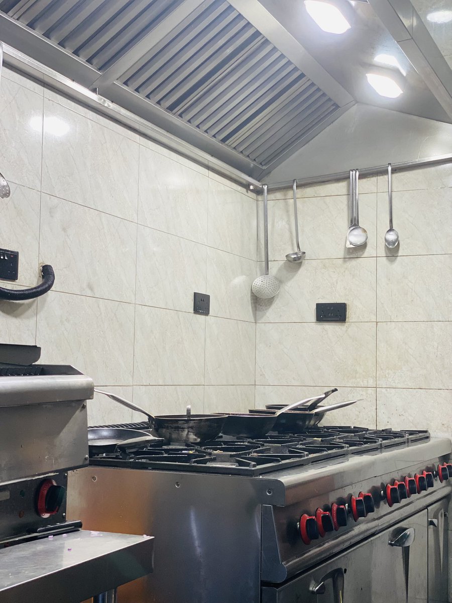 W_Fusion7's tweet image. Most food businesses fail health inspections for very simple reasons.
Not because they don’t cook well, but because their kitchens are dirty in the eyes of #foodsafety.
Here are 𝟱 𝗤𝘂𝗶𝗰𝗸 𝗞𝗶𝘁𝗰𝗵𝗲𝗻 𝗛𝘆𝗴𝗶𝗲𝗻𝗲 𝗖𝗵𝗲𝗰𝗸𝘀
you must do this week to avoid wahala... 🧵