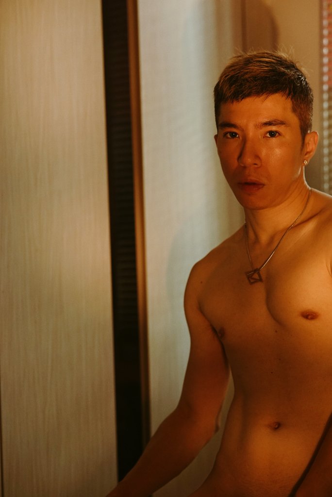 把頭髮剪得很短