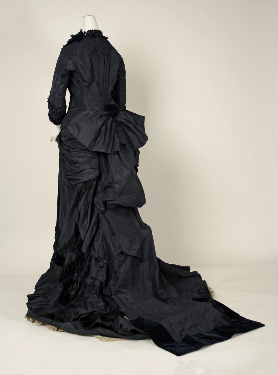 plummie9's tweet image. American
Dress, c. 1880
Silk taffetta, silk velvet
@metmuseum
#fashionHistory