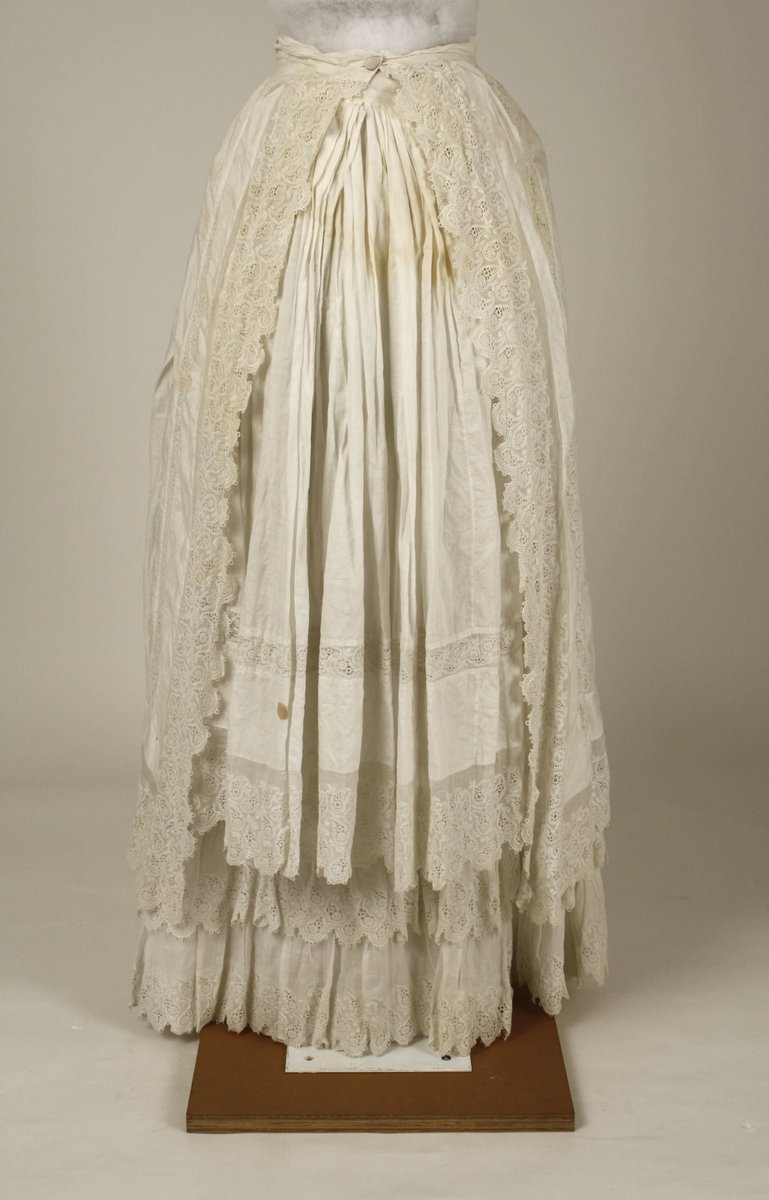 plummie9's tweet image. American

Cotton dress, c.1880

@metmuseum 
#FashionHistory