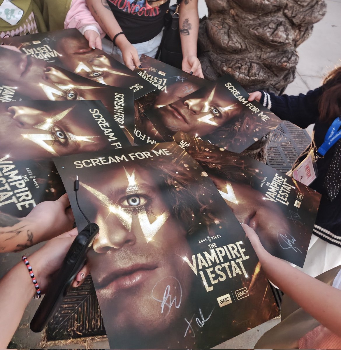 isolatedbug's tweet image. WE GOT SIGNED POSTERS 😭😭😭