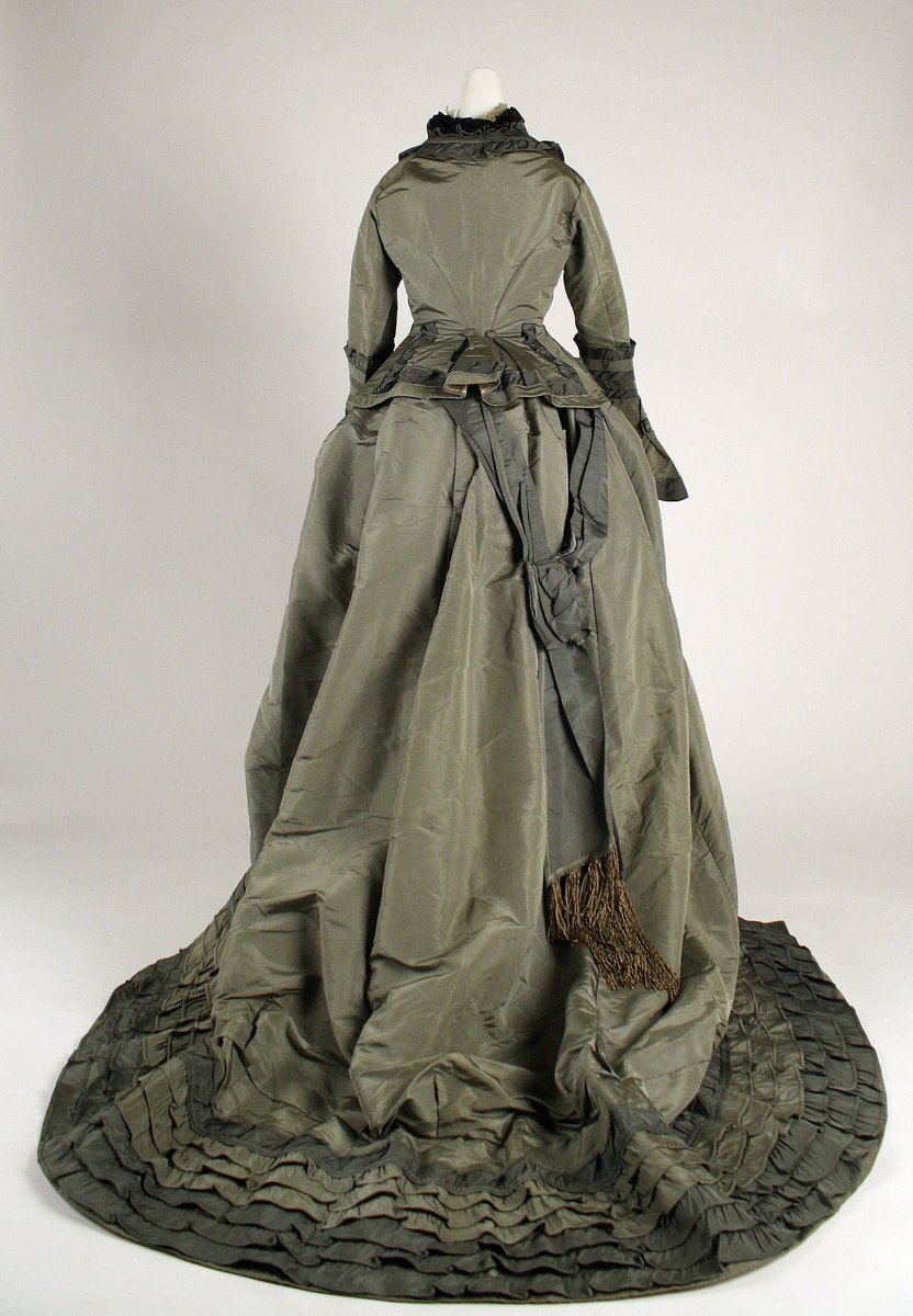 plummie9's tweet image. American
Elegant silk dress, 1870-1873
@metmuseum
#FAshionHistory