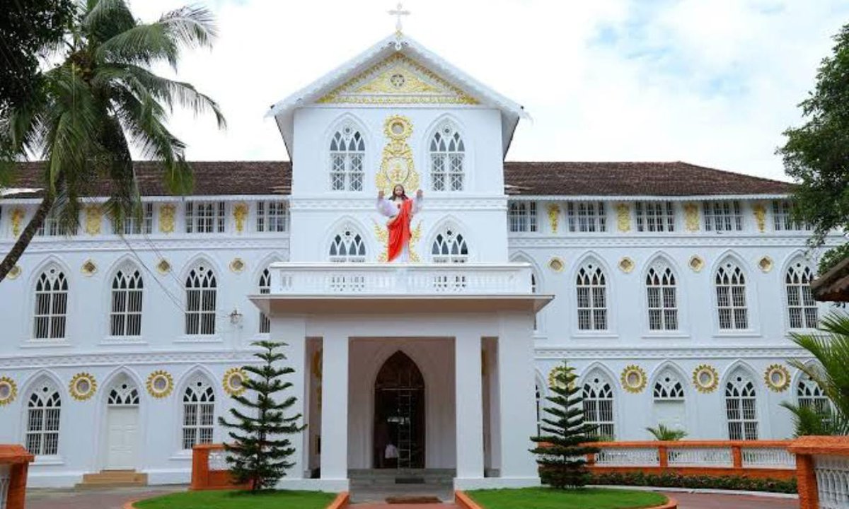 TheSouthfirst's tweet image. Kerala Nuns Arrested in Chhattisgarh Amid Trafficking, Conversion Allegations
Two Catholic nuns from Kerala were arrested at Durg railway station, Chhattisgarh, over allegations of human trafficking and forced conversion—part of 834 attacks on Christians in 2024. Sister Vandana…