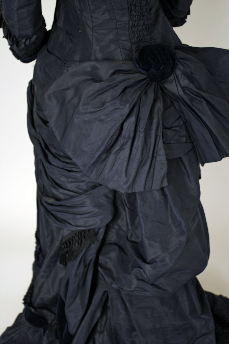 plummie9's tweet image. American
Dress, c. 1880
Silk taffetta, silk velvet
@metmuseum
#fashionHistory