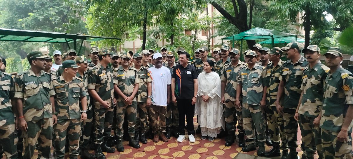 FitIndiaOff's tweet image. #SundaysOnCycle: Kargil Vijay Diwas Edition✅ 🫡🚲
Today’s ride was a heartfelt tribute to our national heroes. Hon’ble MYAS joined the brave soldiers of CAPF for a special ride from Sabarmati Ashram, Gujarat.
Meanwhile, in Delhi, a vibrant bike rally was held in collaboration…