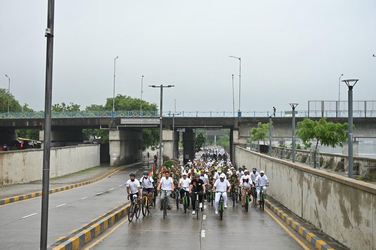 FitIndiaOff's tweet image. #SundaysOnCycle: Kargil Vijay Diwas Edition✅ 🫡🚲
Today’s ride was a heartfelt tribute to our national heroes. Hon’ble MYAS joined the brave soldiers of CAPF for a special ride from Sabarmati Ashram, Gujarat.
Meanwhile, in Delhi, a vibrant bike rally was held in collaboration…