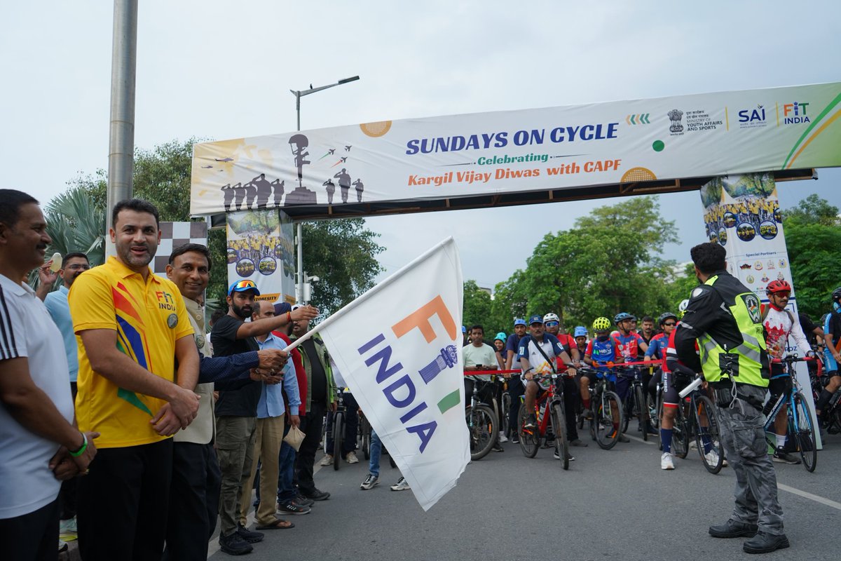 FitIndiaOff's tweet image. #SundaysOnCycle: Kargil Vijay Diwas Edition✅ 🫡🚲
Today’s ride was a heartfelt tribute to our national heroes. Hon’ble MYAS joined the brave soldiers of CAPF for a special ride from Sabarmati Ashram, Gujarat.
Meanwhile, in Delhi, a vibrant bike rally was held in collaboration…