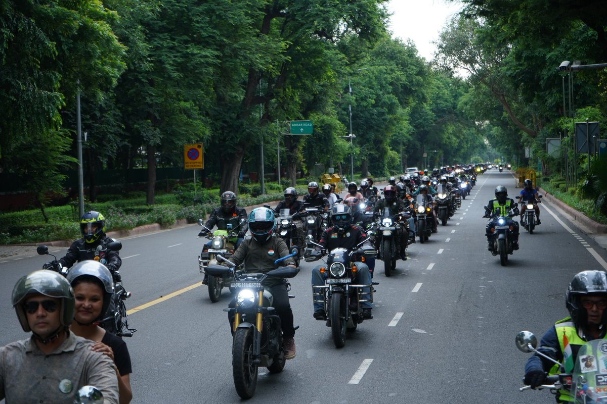 FitIndiaOff's tweet image. #SundaysOnCycle: Kargil Vijay Diwas Edition✅ 🫡🚲
Today’s ride was a heartfelt tribute to our national heroes. Hon’ble MYAS joined the brave soldiers of CAPF for a special ride from Sabarmati Ashram, Gujarat.
Meanwhile, in Delhi, a vibrant bike rally was held in collaboration…