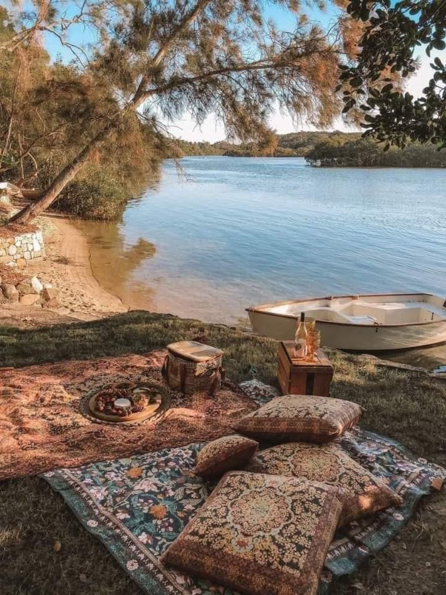 صباحُ الخيرِ يا وجهاً جميلًا 
أضاءَ لِحُسنهِ نورُ الصّباح

#صباح_الخيرᅠ