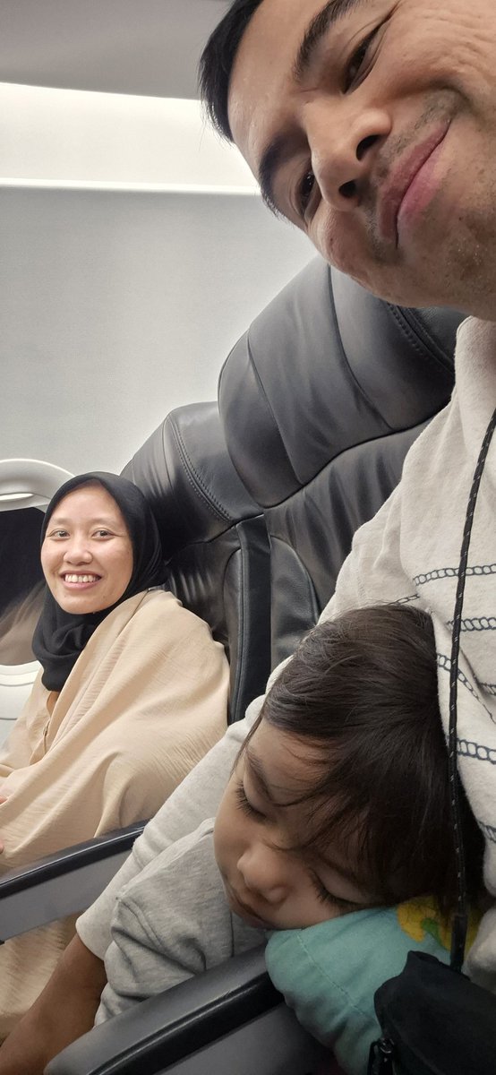 rasyidisaad's tweet photo. Terbang ke Kuala Lumpur

Flight kali ni aku ambik 10.00 malam sbb nak lepak dengan kak aizah lama. Haha. Nice trip juga la. Anak anak semua mengantuk. Walaupun Noah dan tidoq odw p airport tapi kat airport kami main lari lari bagi dia penat la. Nael macam biasa dah tido. https://t.co/ySG8EsAyDm
