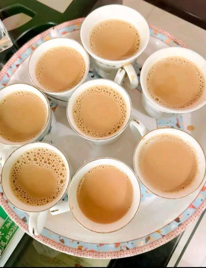 وہ چائے  رکھی ہے ٹیبل پر 
اتوار پرانے لے اؤ 
ہم کہہ دیں گے اج چھٹی ہے 
تم یار پرانے لے اؤ 

لوگوں کو عشق کے ،،ع ،، نے لوٹا ہوگا 
ہمیں تو چائے کی،،چاہ،، نے مار ڈالا  
Happy Sunday
#اردو_زبان
