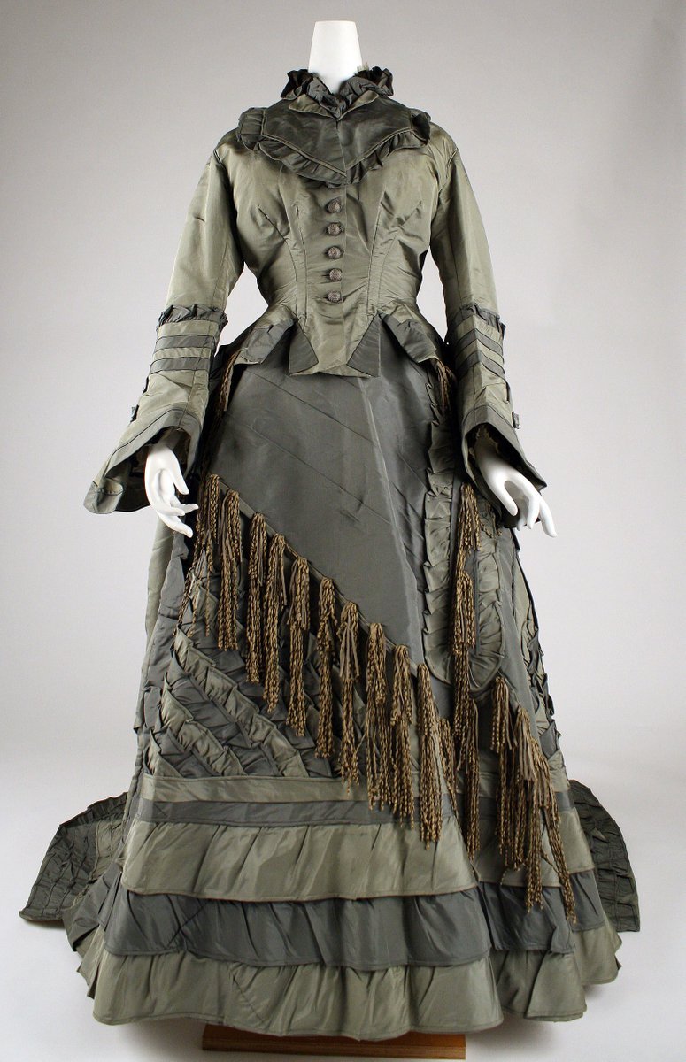 plummie9's tweet image. American
Elegant silk dress, 1870-1873
@metmuseum
#FAshionHistory