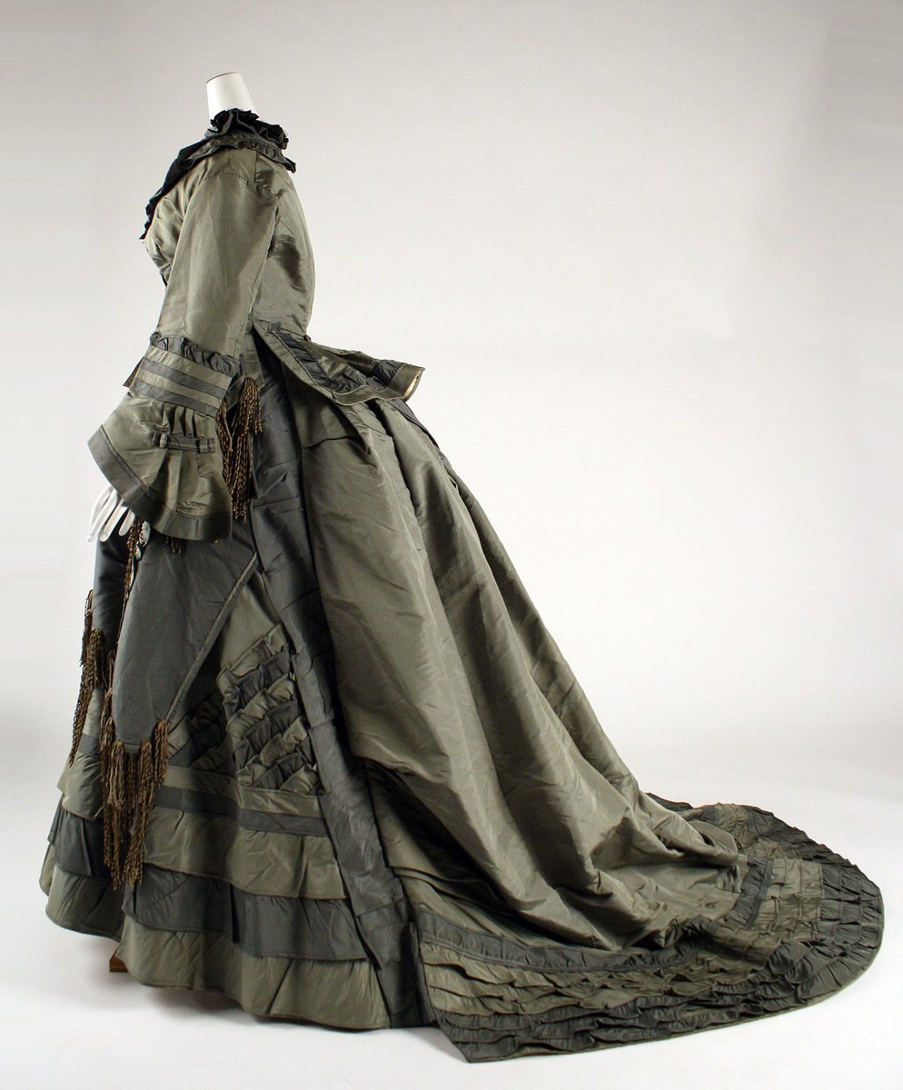 plummie9's tweet image. American
Elegant silk dress, 1870-1873
@metmuseum
#FAshionHistory