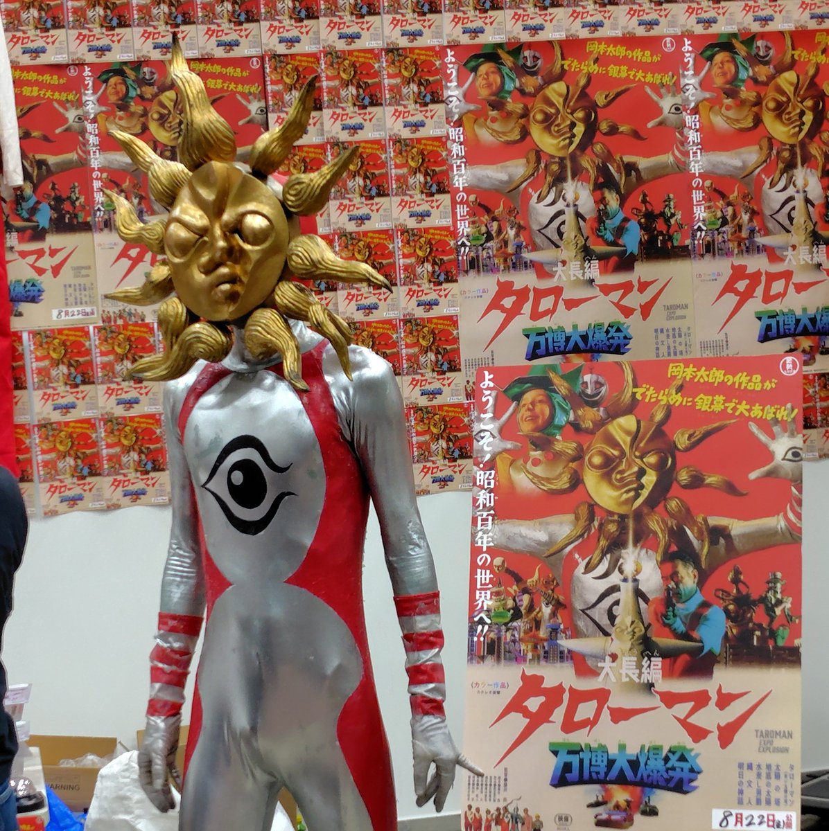 you2_m's tweet image. タローマン。
何かのお渡し会やってる。
#WF2025S 
#タローマン
