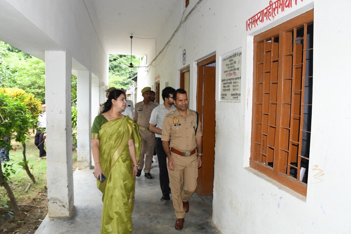 dmdeoria's tweet image. आज आयोजित समीक्षा अधिकारी एवं सहायक समीक्षा अधिकारी परीक्षा के दृष्टिगत #SPDeoria के साथ विभिन्न परीक्षा केंद्रों का निरीक्षण किया गया तथा संबंधित अधिकारियों को आवश्यक दिशा-निर्देश दिए गए।
@UPGovt @CMOfficeUP @ChiefSecyUP @InfoDeptUP