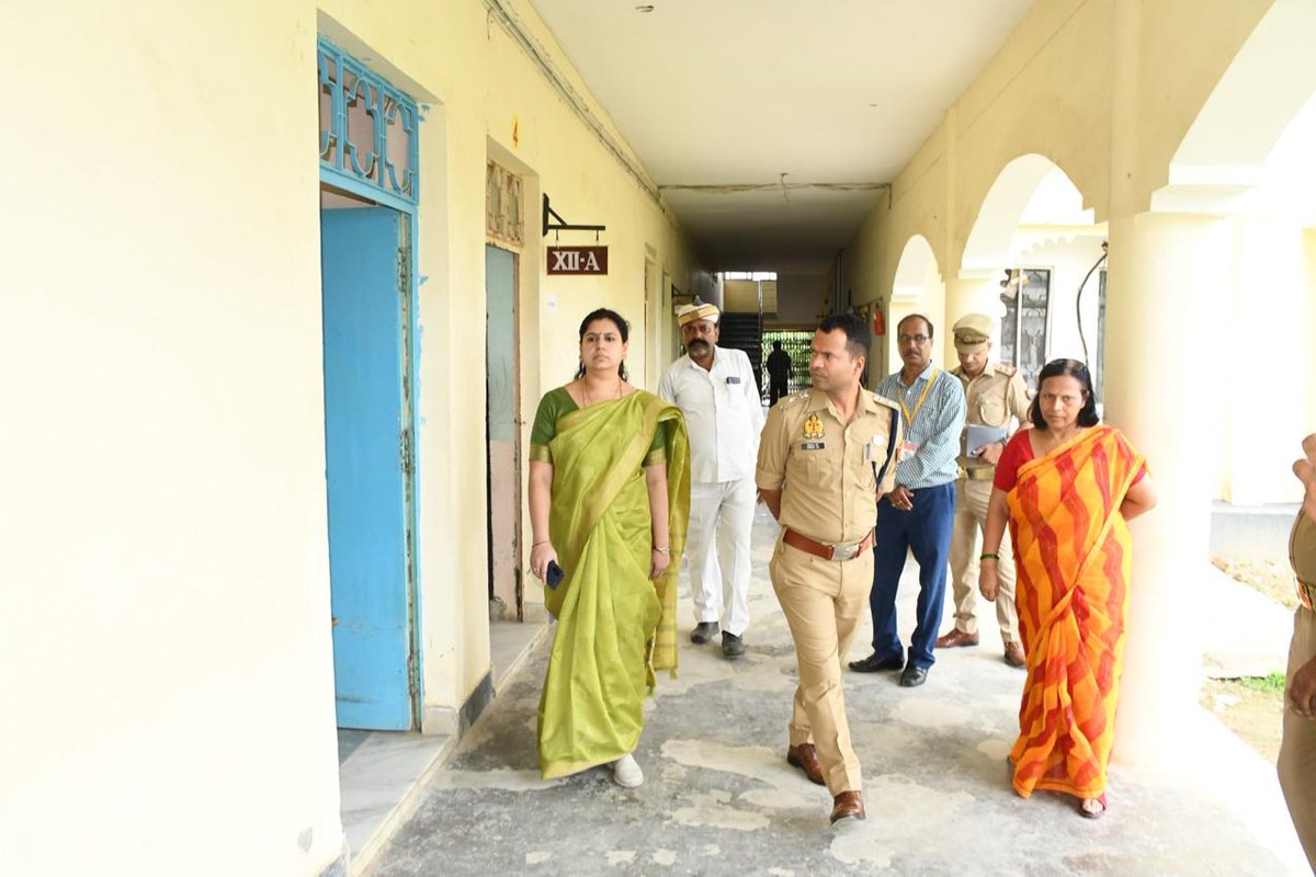 dmdeoria's tweet image. आज आयोजित समीक्षा अधिकारी एवं सहायक समीक्षा अधिकारी परीक्षा के दृष्टिगत #SPDeoria के साथ विभिन्न परीक्षा केंद्रों का निरीक्षण किया गया तथा संबंधित अधिकारियों को आवश्यक दिशा-निर्देश दिए गए।
@UPGovt @CMOfficeUP @ChiefSecyUP @InfoDeptUP