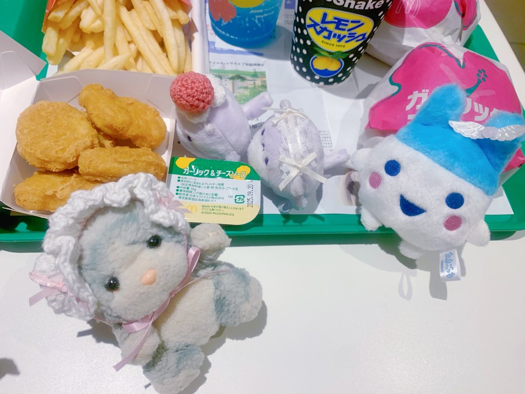 walletchan's tweet image. みんなでハワイしてきた🤙🌺🍹🌴
ポテトあげてたらすかさず乱入してきたかわいいなげち