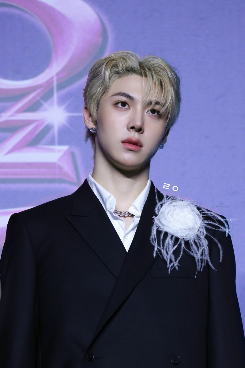 adprrox's tweet image. 북부대공같은얼굴을하고잇네(?)