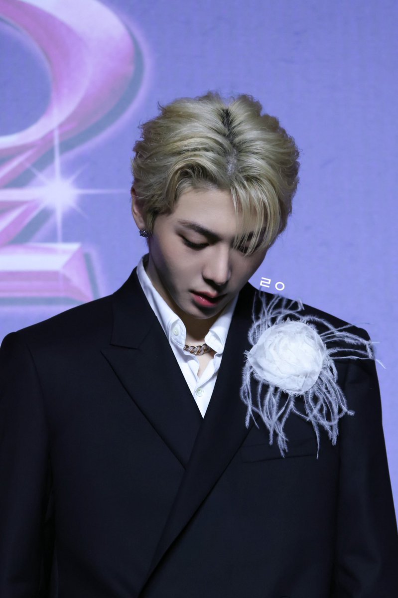 adprrox's tweet image. 북부대공같은얼굴을하고잇네(?)