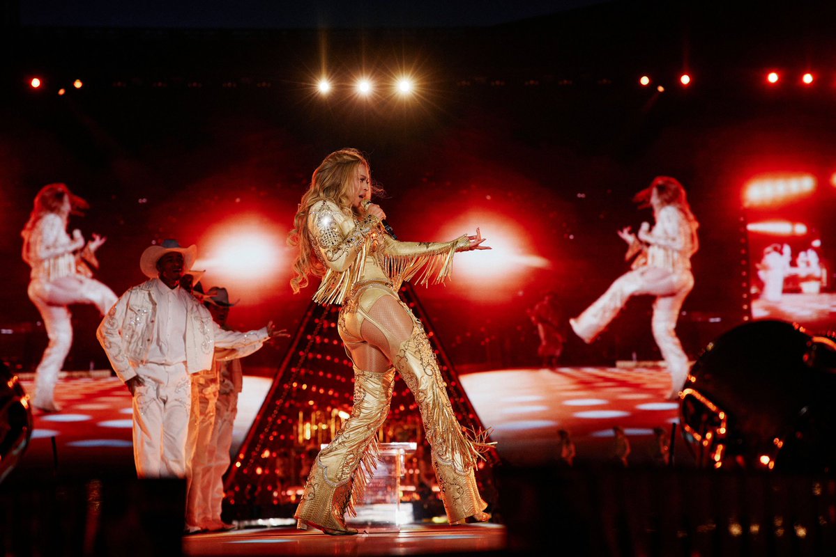beycharts's tweet image. +350K people are currently watching the final “COWBOY CARTER Tour” show in Las Vegas across different social media platforms.