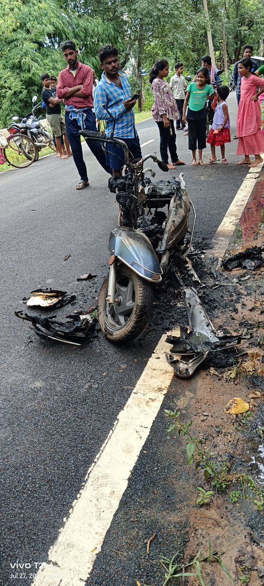 Sunilbehera95's tweet image. ସ୍ଵାମୀ ସ୍ତ୍ରୀ ରାସ୍ତାରେ ଯିବାବେଳ ଅଘଟଣ ମୋ ଗାଁ ପାଖ ଘଟଣା ହୋଣ୍ଡା କମ୍ପାନୀର ସ୍କୁଟି କୌଣସି କାରଣ ବଶତଃ ଚାଲୁଥିବା ସମୟରେ ପଛ ପଟୁ ନିଆଁ ଲାଗିଗଲା ଚାଳକଙ୍କ ବୁଦ୍ଧିମାନ କାମ ଯୋଗୁ ଜୀବନ ବଞ୍ଚିଗଲା ଗାଡ଼ି ଛିଡ଼ା କରି ଦୁହେଁ ବାହାରକୁ ପଳେଇ ଆସିଥିଲେ!
