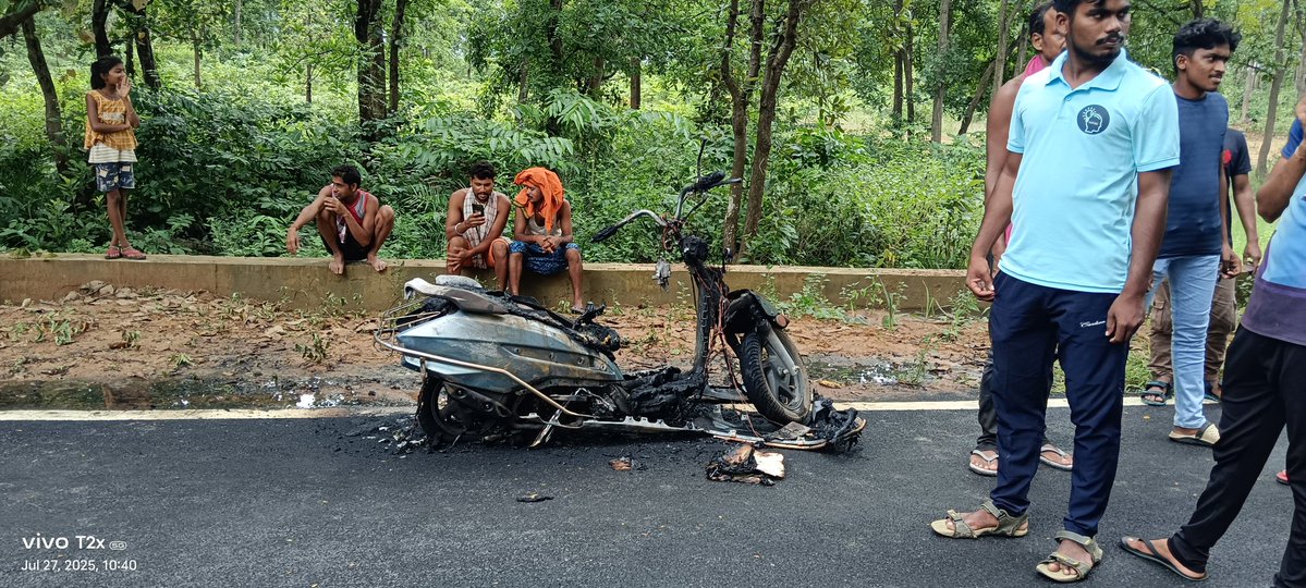Sunilbehera95's tweet image. ସ୍ଵାମୀ ସ୍ତ୍ରୀ ରାସ୍ତାରେ ଯିବାବେଳ ଅଘଟଣ ମୋ ଗାଁ ପାଖ ଘଟଣା ହୋଣ୍ଡା କମ୍ପାନୀର ସ୍କୁଟି କୌଣସି କାରଣ ବଶତଃ ଚାଲୁଥିବା ସମୟରେ ପଛ ପଟୁ ନିଆଁ ଲାଗିଗଲା ଚାଳକଙ୍କ ବୁଦ୍ଧିମାନ କାମ ଯୋଗୁ ଜୀବନ ବଞ୍ଚିଗଲା ଗାଡ଼ି ଛିଡ଼ା କରି ଦୁହେଁ ବାହାରକୁ ପଳେଇ ଆସିଥିଲେ!