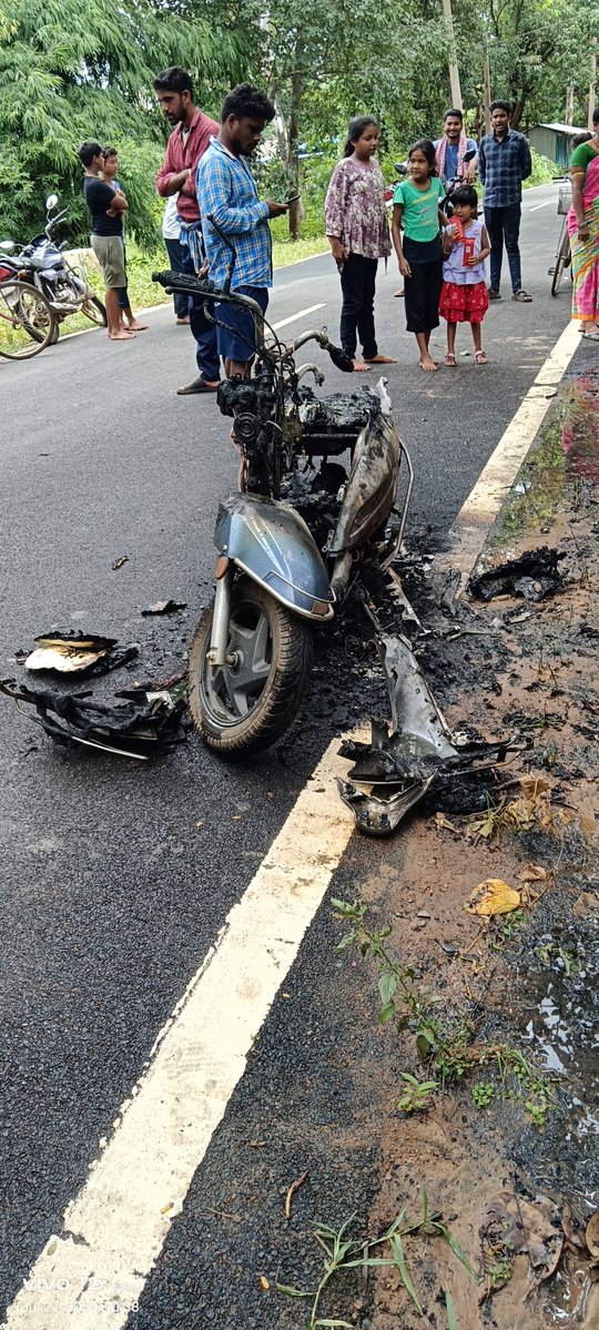 Sunilbehera95's tweet image. ସ୍ଵାମୀ ସ୍ତ୍ରୀ ରାସ୍ତାରେ ଯିବାବେଳ ଅଘଟଣ ମୋ ଗାଁ ପାଖ ଘଟଣା ହୋଣ୍ଡା କମ୍ପାନୀର ସ୍କୁଟି କୌଣସି କାରଣ ବଶତଃ ଚାଲୁଥିବା ସମୟରେ ପଛ ପଟୁ ନିଆଁ ଲାଗିଗଲା ଚାଳକଙ୍କ ବୁଦ୍ଧିମାନ କାମ ଯୋଗୁ ଜୀବନ ବଞ୍ଚିଗଲା ଗାଡ଼ି ଛିଡ଼ା କରି ଦୁହେଁ ବାହାରକୁ ପଳେଇ ଆସିଥିଲେ!