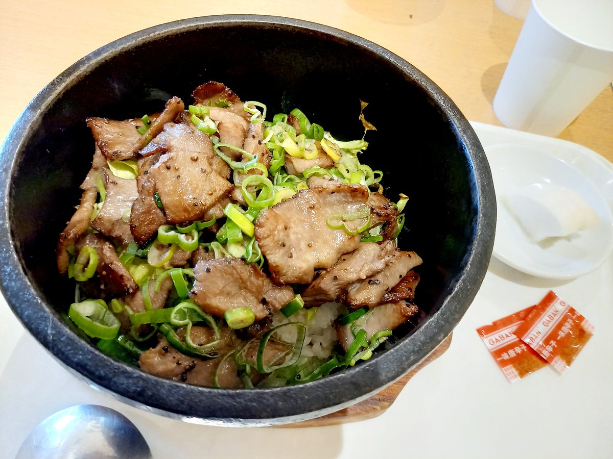 ken5drix's tweet image. 仙台市泉区寺岡、泉パークタウンタピオ2階フードコート内、中華屋食堂麺飯甜(ミンパンティン)~鉄鍋焼きいぎなり牛たんめし🍴🎵
推し店、推しメニュー❤
間違いないヤツ‼️
系列・善治郎の牛たんが大量に🐮⛰️
かつ、超美味い😋💯
間違いなく最強🥇✨
一度食べてみて🙏
税込1100円💰😇
#けんさん地元飯🎵