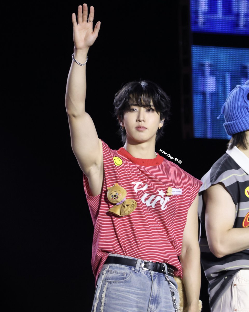 bbygrlracha's tweet image. between the size of his bicep and his long hair idk whatβs making me crazier