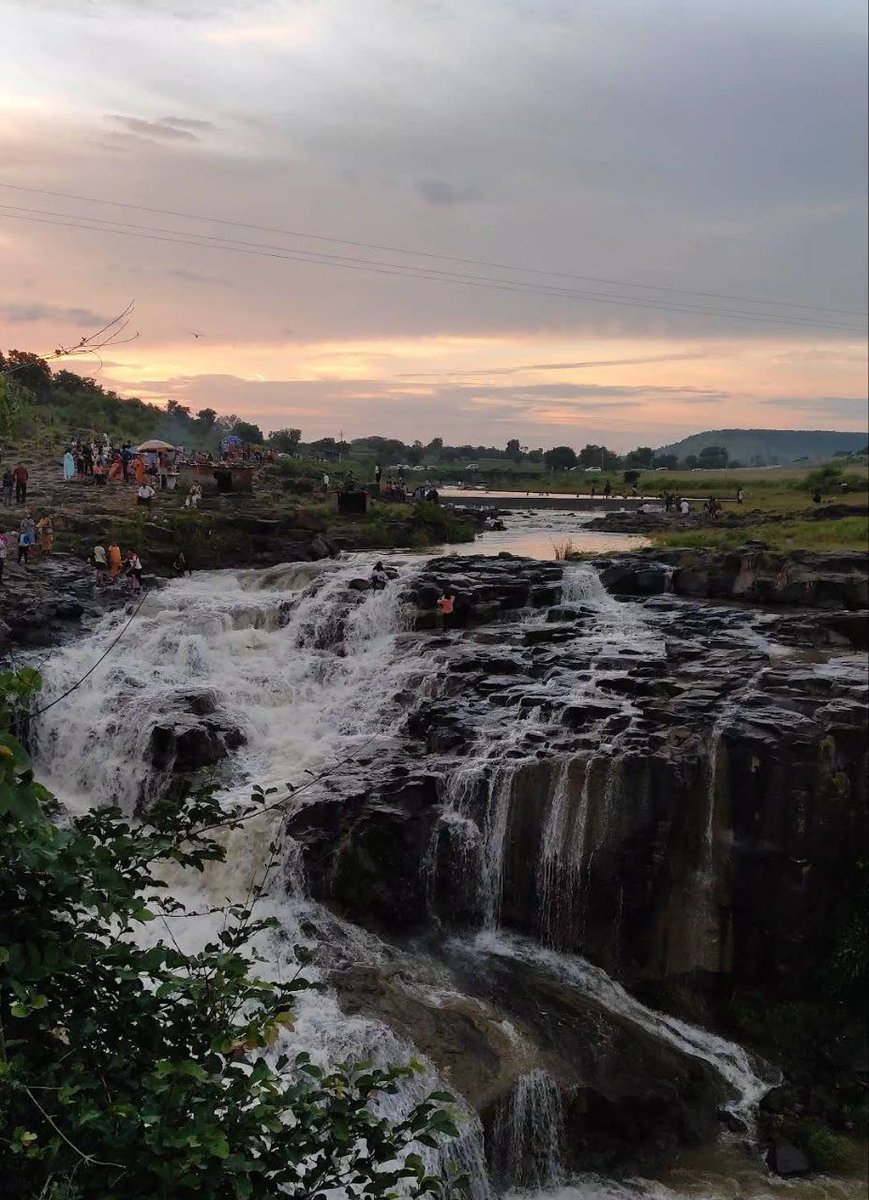 CSN_Updates's tweet image. Things I like about #Chhatrapati_Sambhjinagar... you don&apos;t have go far from the city to escape in Nature..!!❤️💚

📍Dudhana Waterfall, Bhindon. (8 kms from Deolai/ 18km from the city centre)