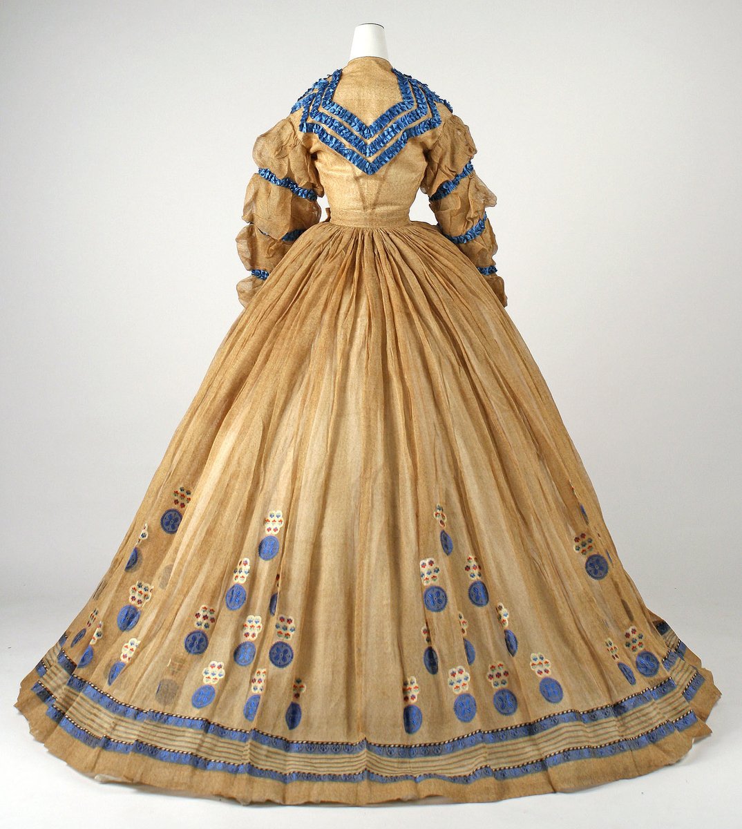 plummie9's tweet image. American

Cotton dress, c. 1865

@metmuseum 
#FAshionhistory