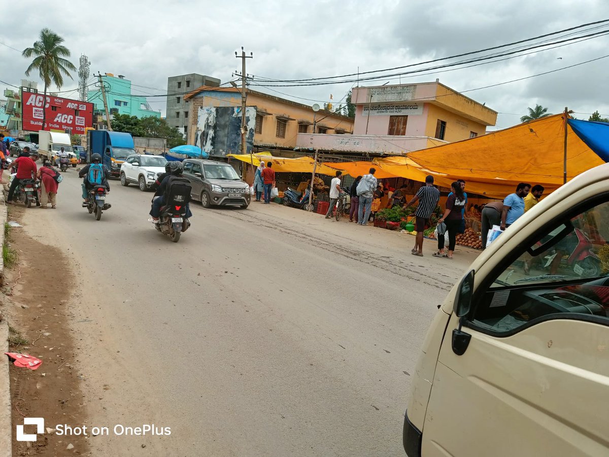 wftrps's tweet image. Traffic Advisory&apos;
🔺 Slow moving traffic due to Santhe/ Varthur weekly vegetable market. 
#FollowTrafficRules and #MaintainLaneDisipline

Kindly co-operate.
📌 Call 112 for the immediate assistance during any emergency.
27.07.2025 Sunday