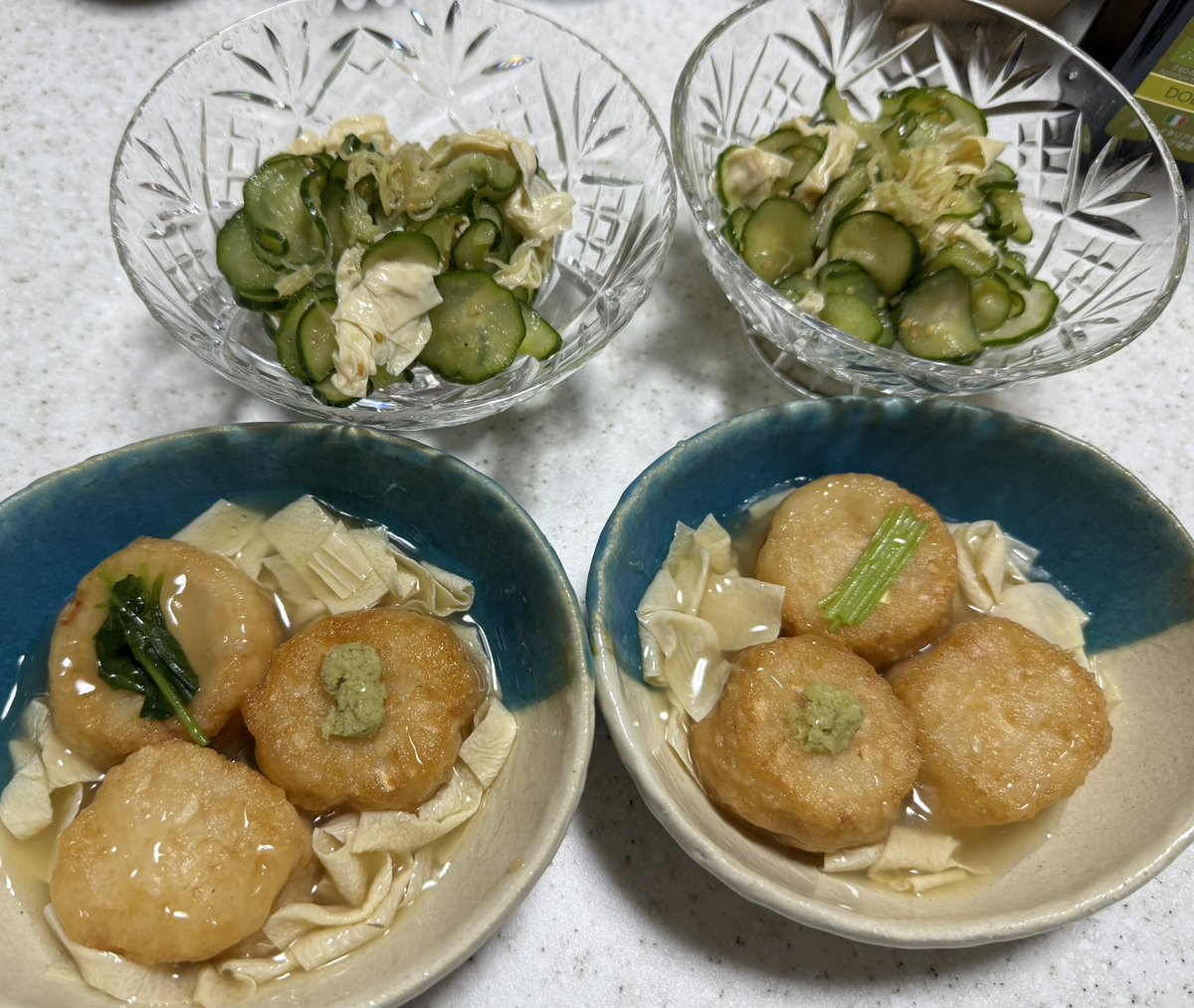 MyE1e's tweet image. 朝お豆腐屋さんが厚揚げやら湯葉やら売りにきます。
なのでトトとジジのお昼作りました。
蓮子餅揚げ湯葉餡かけ
きゅうりと湯葉酢の物🥒
山芋天ぷら
夜はおばちゃんに頼みます😄
お日様3つに見えた☀️
お庭の白いダリア