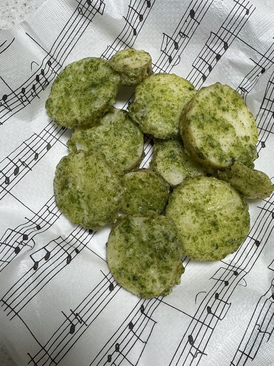 MyE1e's tweet image. 朝お豆腐屋さんが厚揚げやら湯葉やら売りにきます。
なのでトトとジジのお昼作りました。
蓮子餅揚げ湯葉餡かけ
きゅうりと湯葉酢の物🥒
山芋天ぷら
夜はおばちゃんに頼みます😄
お日様3つに見えた☀️
お庭の白いダリア
