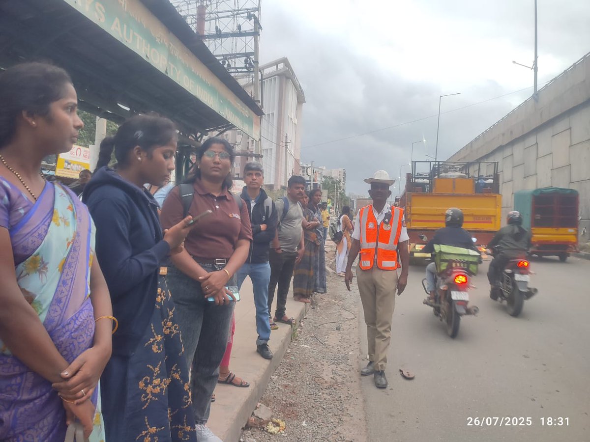 "ಸಂಚಾರ ಜಾಗೃತಿ "
 ಈ ದಿನ ಠಾಣಾ ವ್ಯಾಪ್ತಿಯ ಹುಸ್ಕೂರು ಕೊಡಿ ಜಂಕ್ಷನ್  ಬಳಿ ಸಾರ್ವಜನಿಕರಿಗೆ ಕಡ್ಡಾಯವಾಗಿ ಸಂಚಾರಿ ನಿಯಮಗಳನ್ನು ಪಾಲಿಸುವಂತೆ ಹಾಗೂ ಅವುಗಳ ಉಲ್ಲಂಘನೆಯಿಂದಾಗುವ ಪರಿಣಾಮಗಳ ಕುರಿತು ಸೂಕ್ತ ತಿಳುವಳಿಕೆ ನೀಡಲಾಯಿತು.