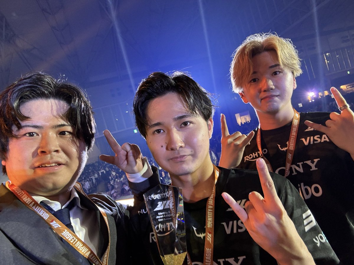 優勝したぞーーーーー！！！！
いつも惜しい所で取り零し続けて何度も悲しい気持ちにさせてしまってたけどそれでもずっと応援し続けてくれて皆本当にありがとう
めちゃくちゃ楽しかった！！
これからも楽しんで勝つ！！
#第五人格DigDigSeven
#25夏IJL決勝