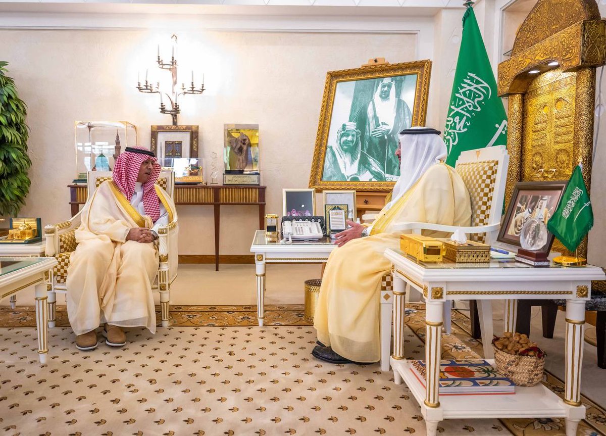 نوّه سموه بما يحظى به قطاع الطيران المدني من دعم وعناية من القيادة الرشيدة - أيدها الله - على مستوى المملكة، ودورها في دعم التنمية الشاملة عبر توفير بنية تحتية متقدمة وخدمات نقل جوي حديثة..

سمو #أمير_منطقة_القصيم يستقبل معالي رئيس الهيئة العامة للطيران المدني الأستاذ عبدالعزيز