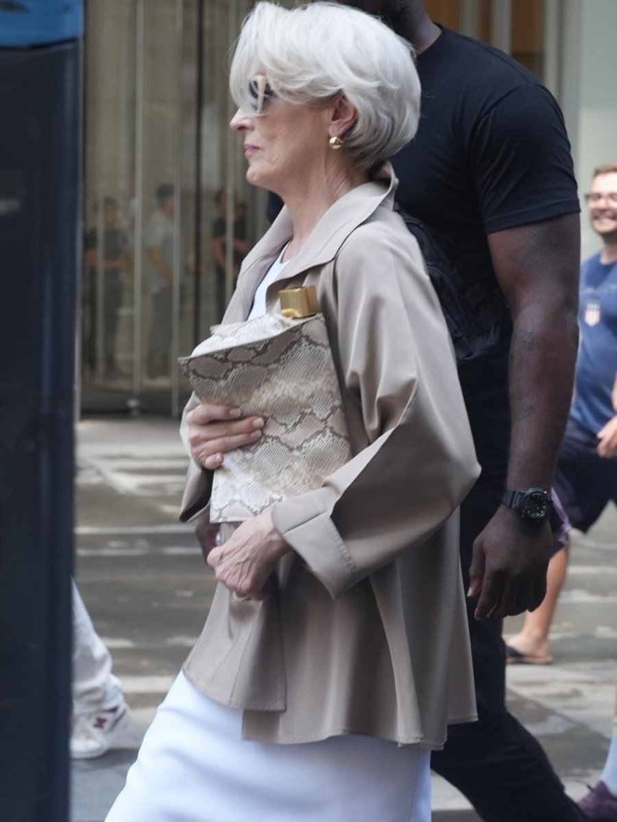 The devil wears Jacquemus.
Miranda carries the high "Cubisto" slingbacks and the iconic "La pochette rond carré".

#MerylStreep, New York City
Credit : Backgrid