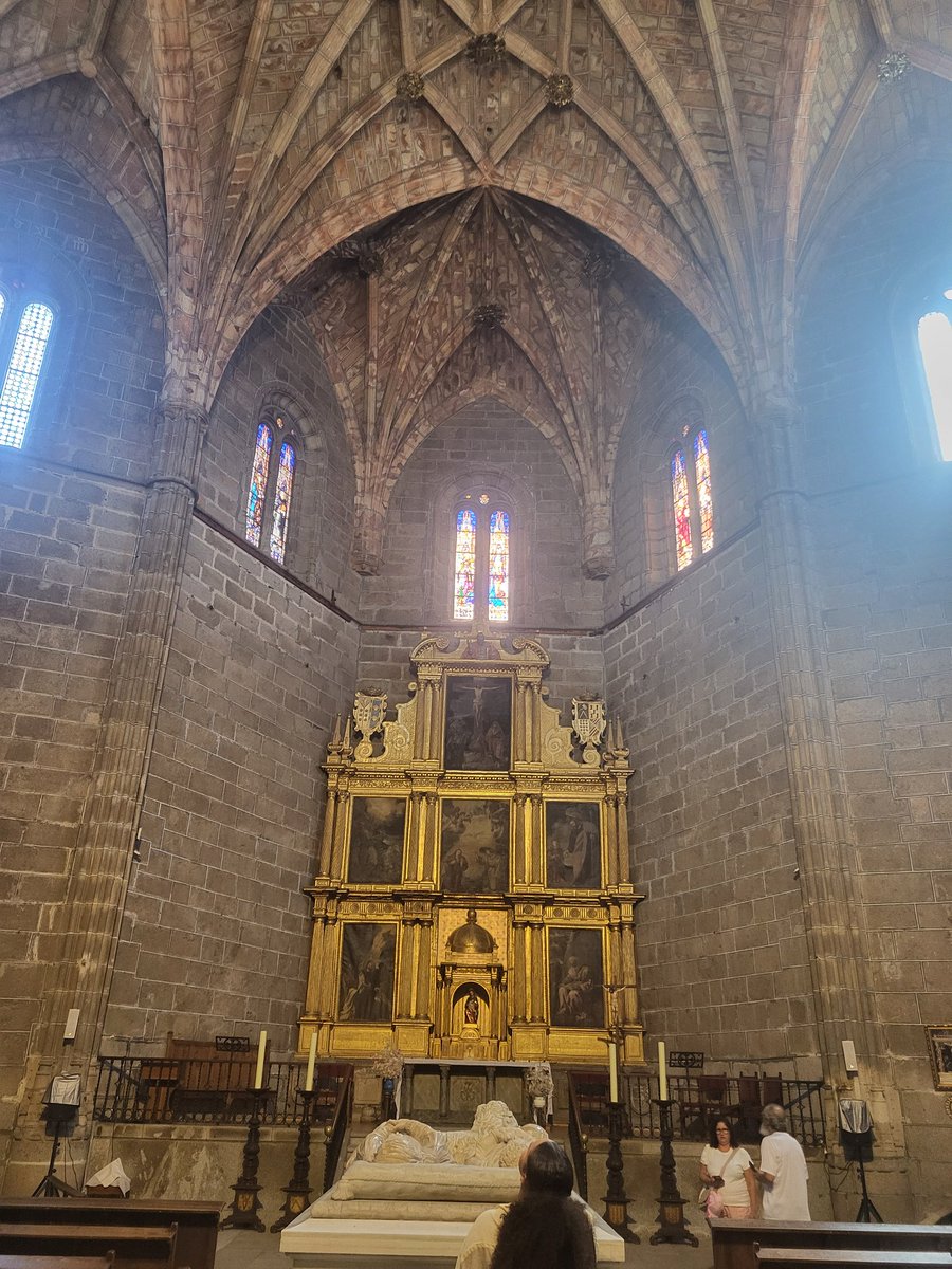 Ávila, iglesia de mosen rubi. No todo es chuletón en la vida del caminante.