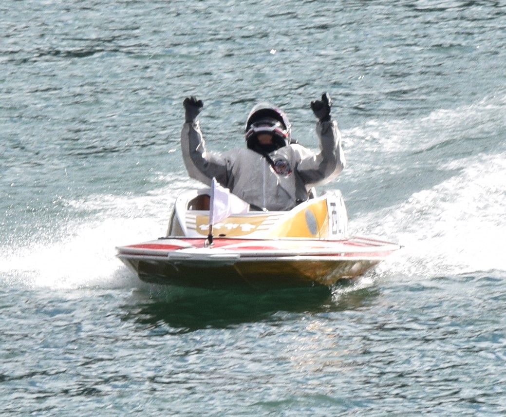 sponichiboat's tweet photo. 【＃ボートレース徳山 #第３０回ＳＧオーシャンカップ 最終日】
 #西山貴浩 ファンの皆様余韻に浸りましょう。泣いてないですよ。ちょっと涙がこぼれそうになっただけ。「（森高）一真さんから泣くなと言われていた」。そしてこんな優しい ＃森高一真 の表情は見たことがない。絆、愛があるんですよ。 https://t.co/ziVD1j0HRy
