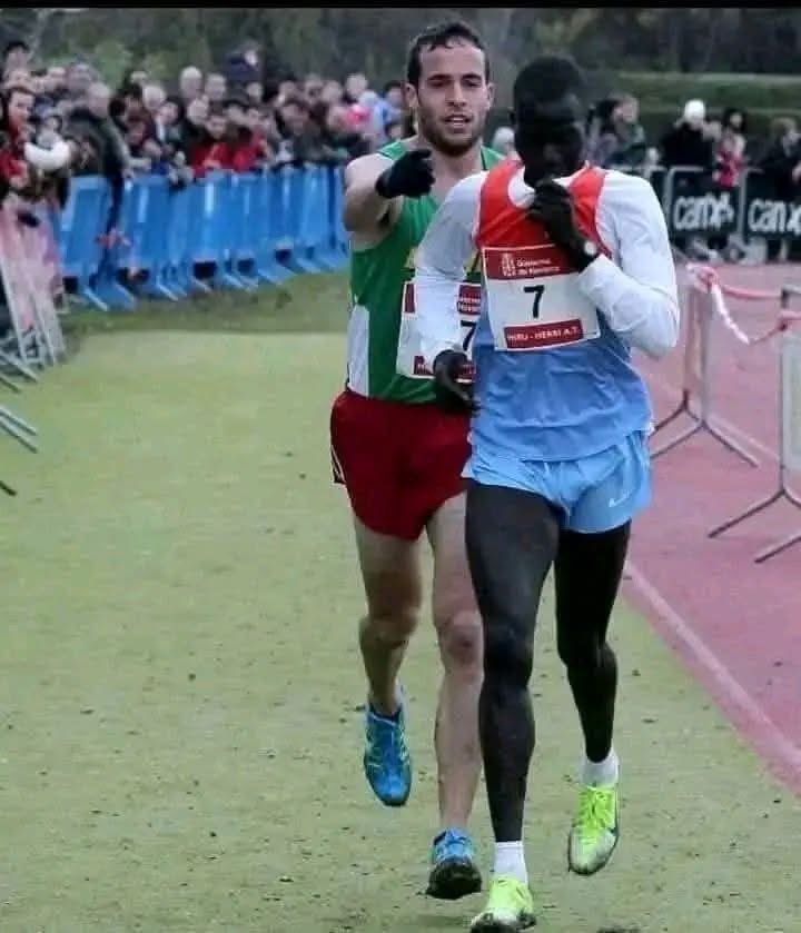 Thread 🧵 

1) "Remember this Kenyan 🇰🇪 runner Abel Mutai who was just a few feet from the finish line, but became confused with the signage and stopped, thinking he had completed the race. A Spanish runner, Ivan Fernandez, was right behind him and, realizing what was happening,