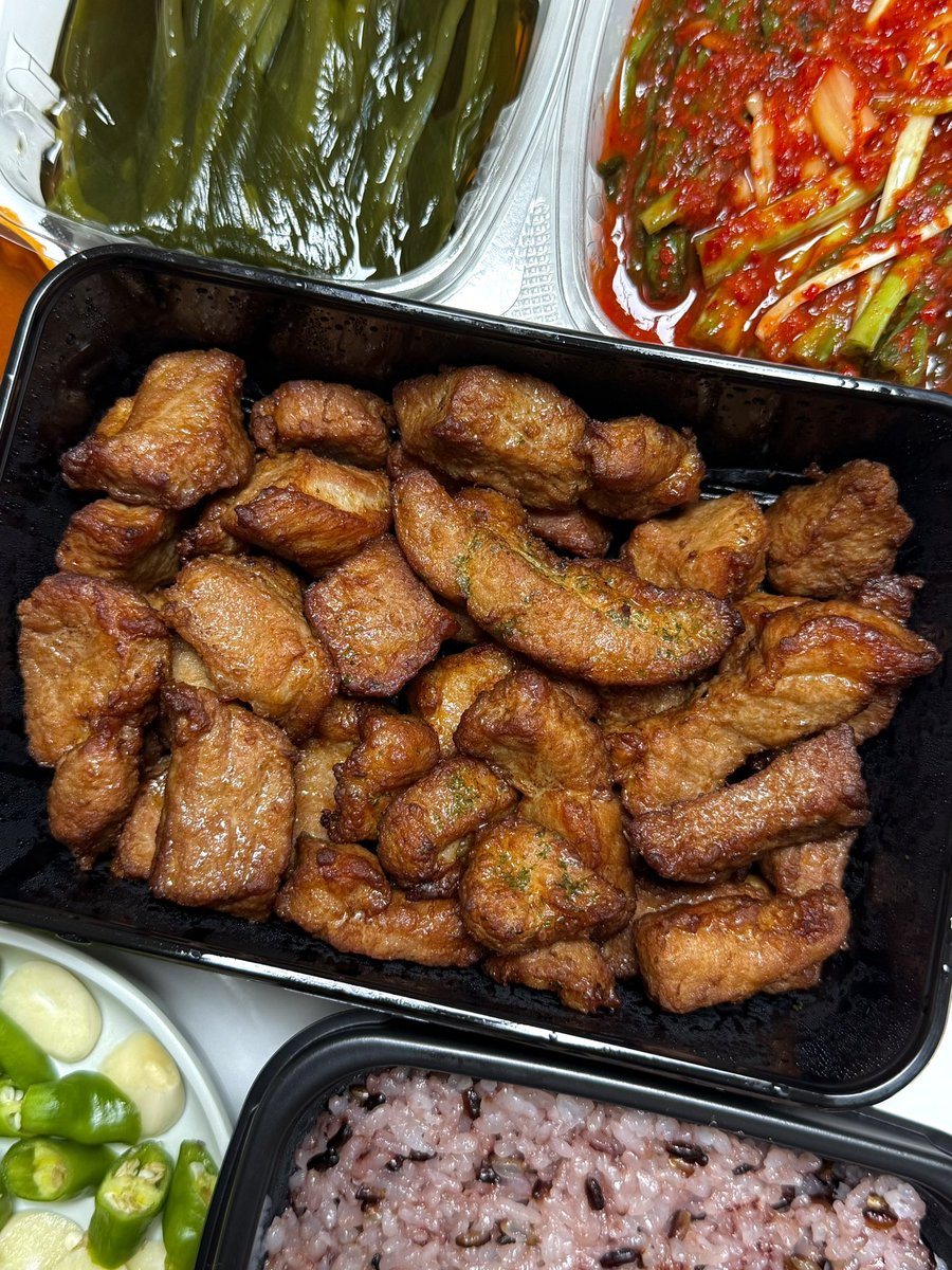 chhhomp's tweet image. 에어컨 틀고 드렁슨푸데푸데하다가 고기파티🤤