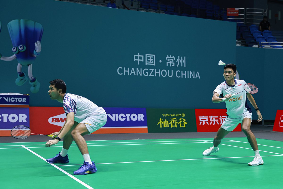 ainurohman's tweet image. Siapa sangka, Indonesia yg terus menerus gagal meraih gelar Super 500, Super 750, dan Super 1000 di sempai tengah tahun ini, akhirnya hari ini pecah telur dgn meraih gelar China Open Super 1000.
Fajar dan Fikri dipasangkan krn situasi memaksa seperti ini. Keduanya berposisi…