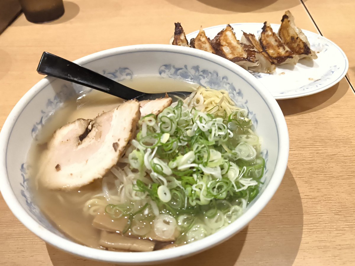 飲食店経営の友人とラーメン食べてきました

飲食店って参入障壁が低い分、生き残り競争はハードモード

美味しいだけじゃ足りない、立地、回転率、人件費、仕入れ、広告、全部勝ち抜かないとならない

この店まだあるなってだけで、相当努力してる証拠なんだなって改めて尊敬します