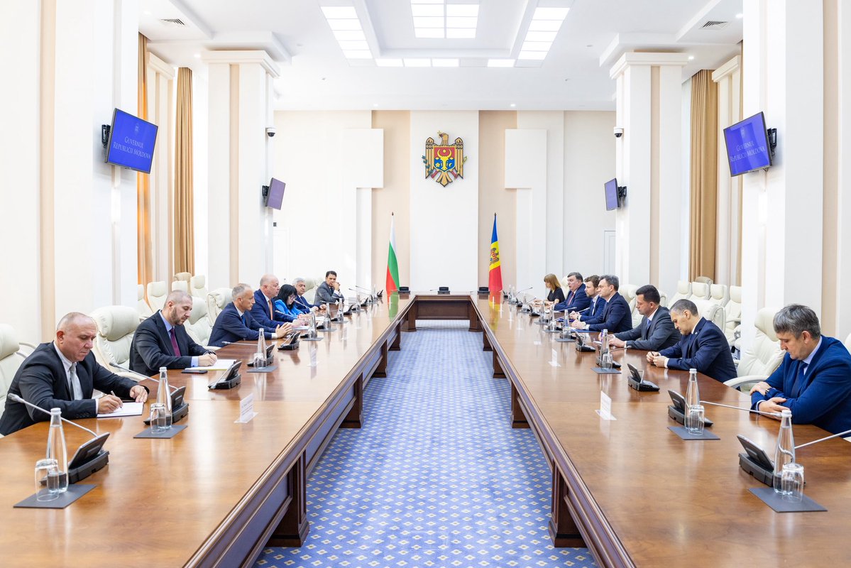 Dorin Recean (@dorinrecean) on Twitter photo Welcome to Chișinău, 🇧🇬Prime Minister <a href="/R_JeliazkovPM/">Rossen Jeliazkov</a>. Bulgaria is our partner & friend. We have a common path - towards a stronger and more united EU, where every citizen lives in peace and prosperity.
Благодарим ви, че сте с нас. Welcome to Chișinău, 🇧🇬Prime Minister <a href="/R_JeliazkovPM/">Rossen Jeliazkov</a>. Bulgaria is our partner & friend. We have a common path - towards a stronger and more united EU, where every citizen lives in peace and prosperity.
Благодарим ви, че сте с нас.